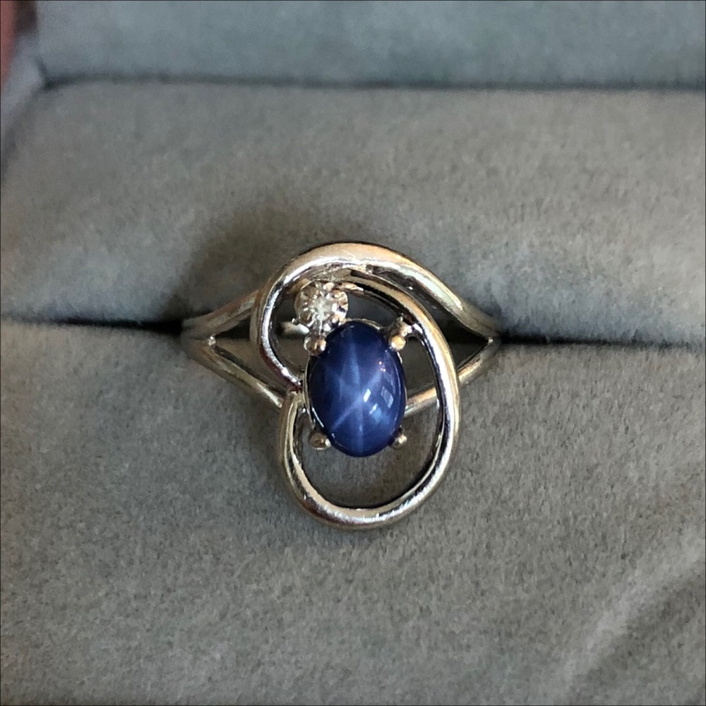 14k white gold blue star sapphire and diamond ring. Size 6